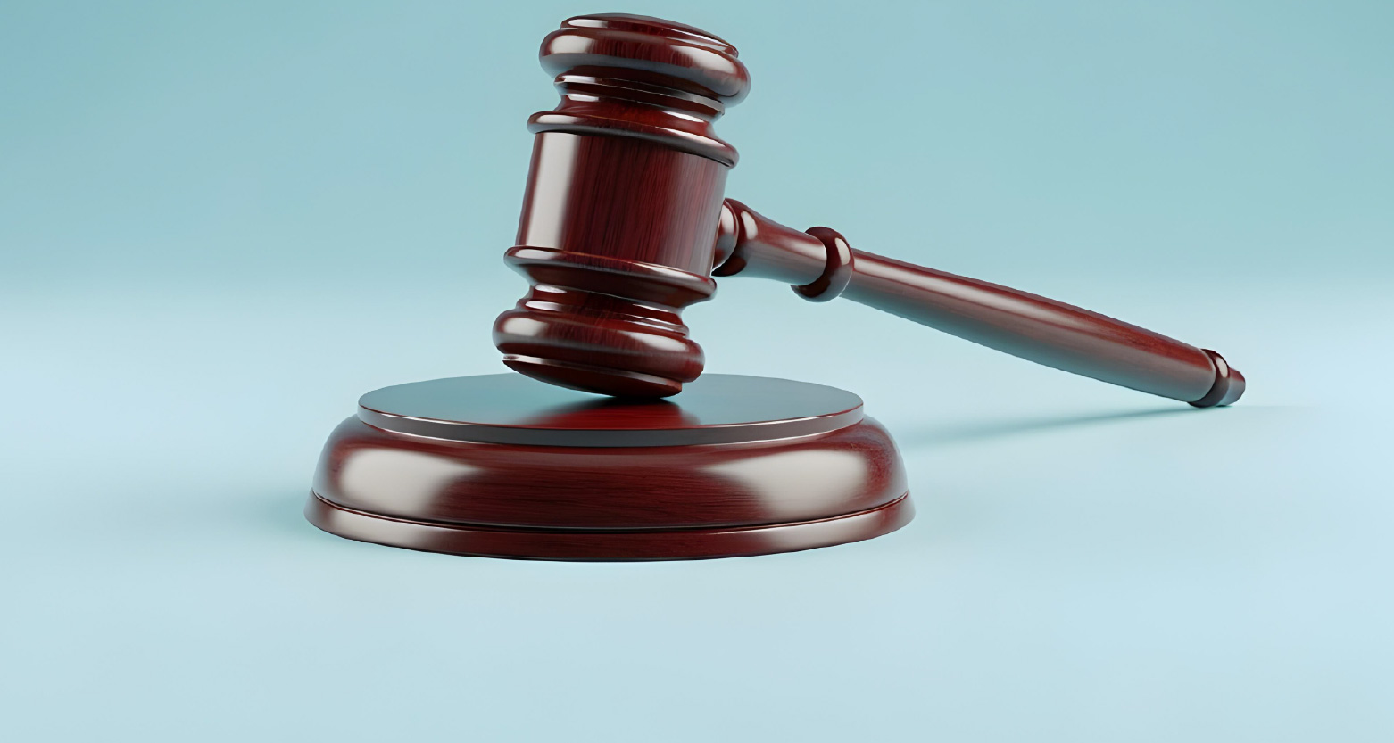 Fotografia de martelinho usado em tribunal