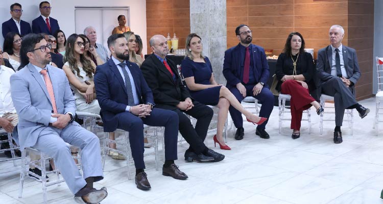 Fotografia de participantes do evento sentados na plateia