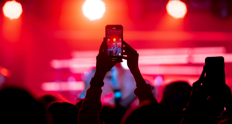 Imagem de pessoas se divertindo em frente a palco de shows