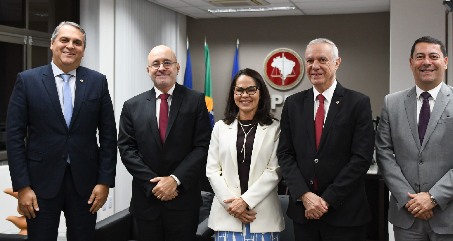 Fotografia dos participantes do encontro posando em pé e lado a lado