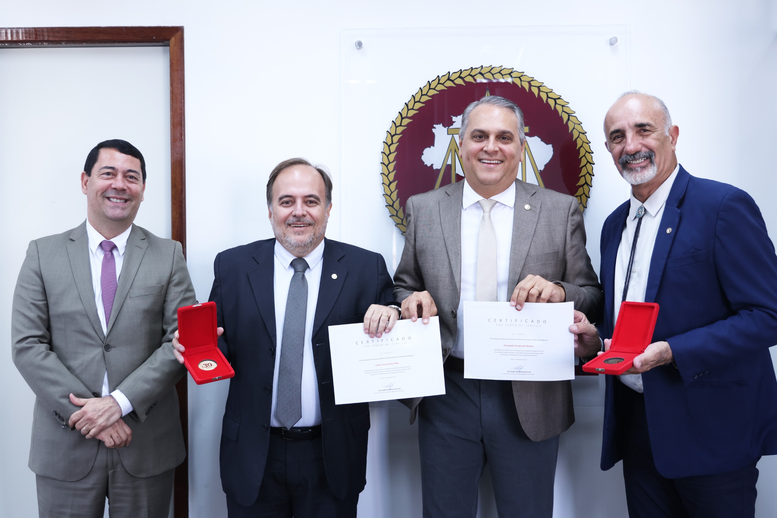 Fotografia dos homenageados com os PGJ