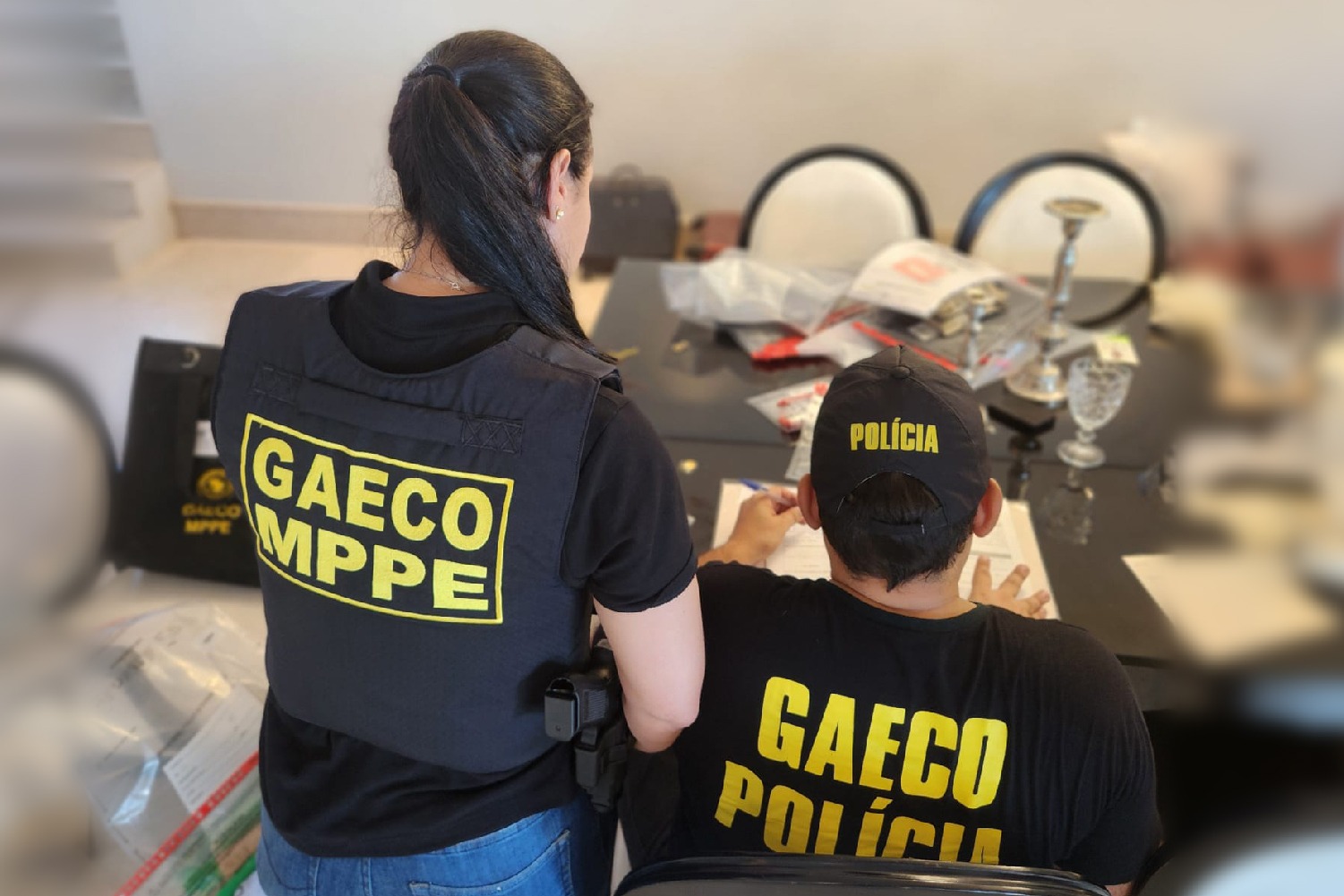 Imagem de agentes do GAECO atuando na operação