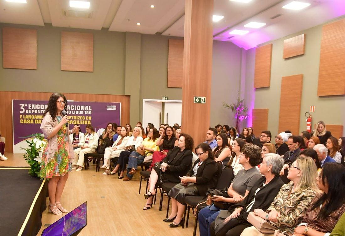 PJ Maisa Oliveira falando ao público no evento