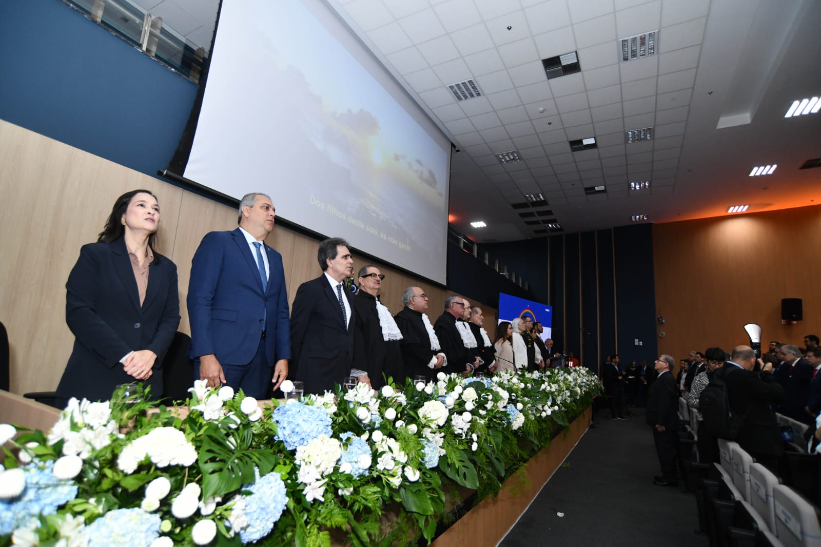 Fotografia do PGJ compondo a mesa de honra da solenidade