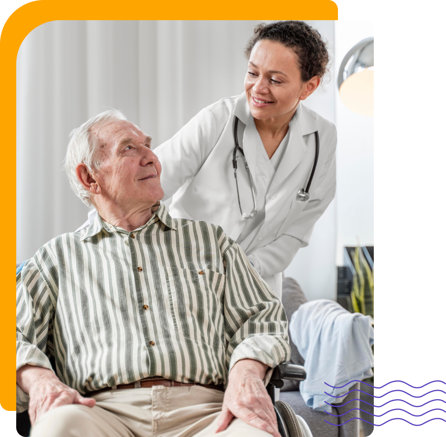 Médica atendendo idoso